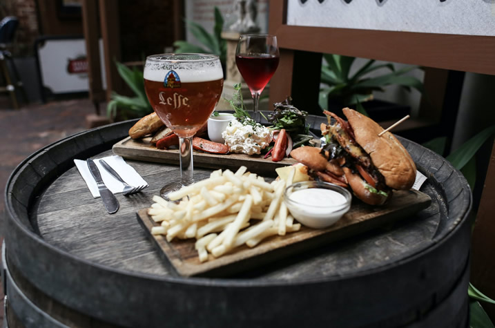 黑啤、黄啤、白啤、红啤、绿啤如何分类（推荐啤酒几种常见类型）