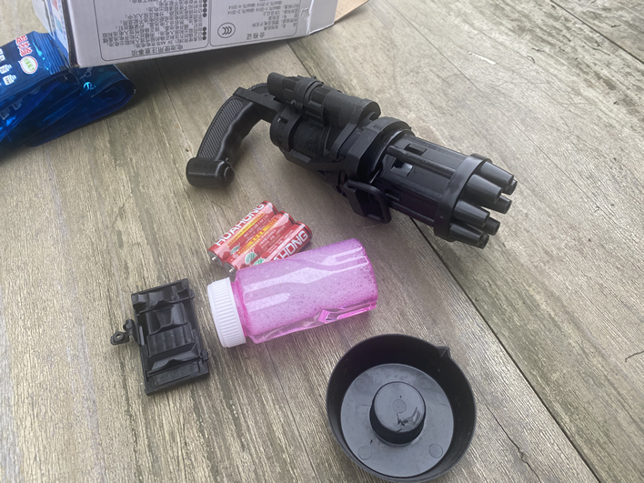 入手加特林电动泡泡机 玩具小巧泡泡十足