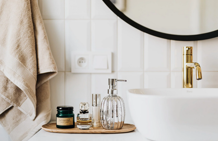 免打孔浴室置物架选择品牌和安装教程（浴室免打孔置物架是否牢固）